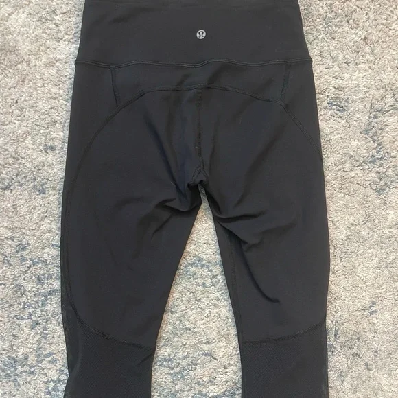 Lululemon Cropped Capri Leggings with mesh and reflective detail - Picture 2 of 6
